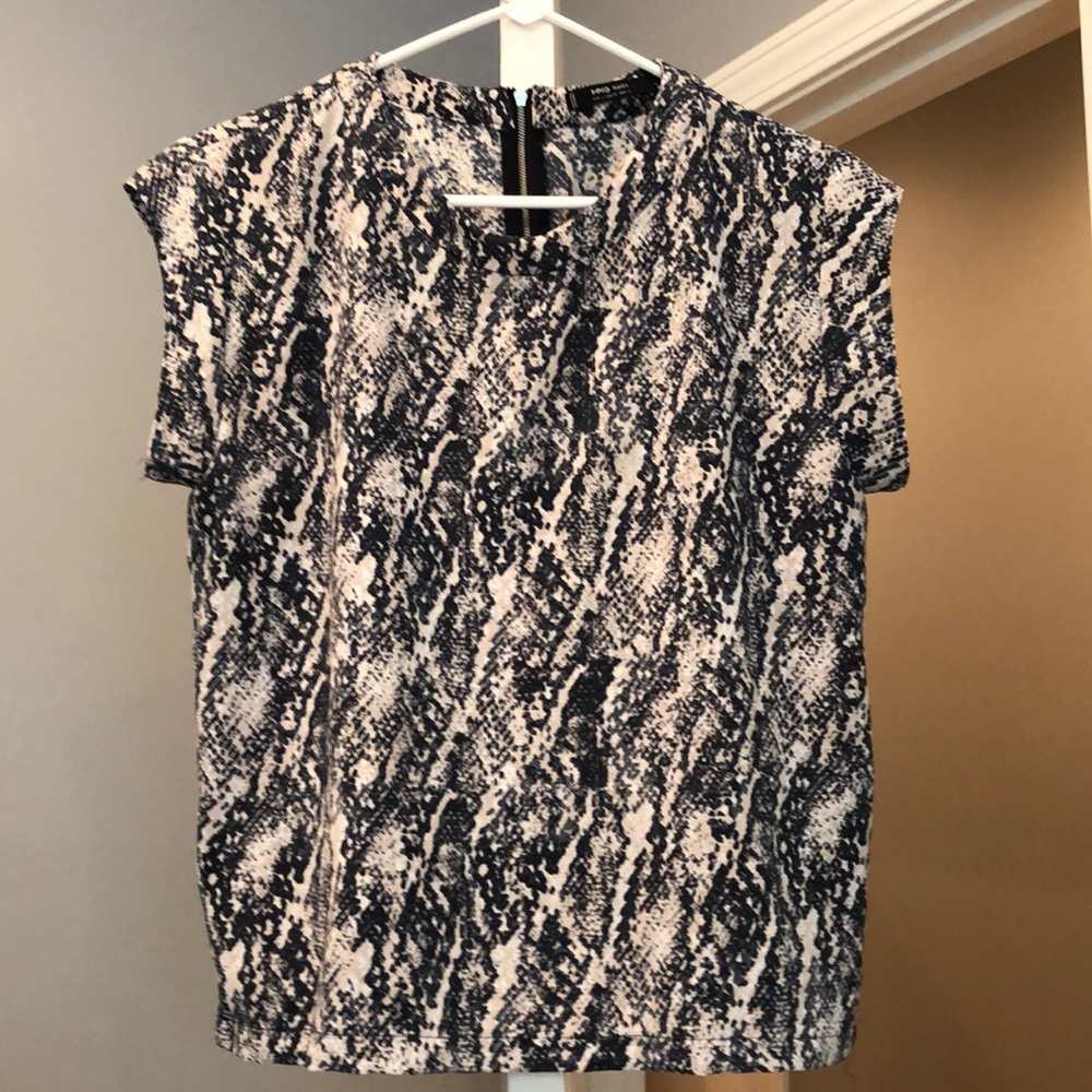Cute top with snake skin pattern. Medium